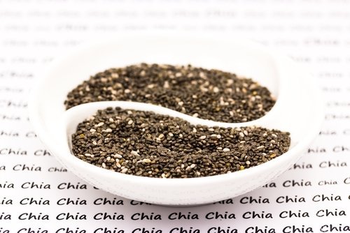 Chia- siemenet sisältävät runsaasti kuitua.