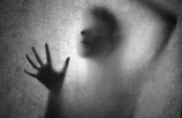 ihminen yrittää päästä ulos