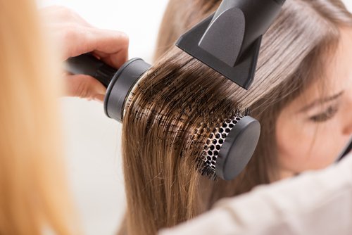 kilpirauhasen toimintahäiriöistä johtuva hiustenlähtö: älä lämpökäsittele hiuksia