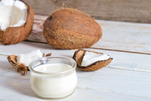 Estä harmaita hiuksia ja hiustenlähtöä kookosöljyllä Estä harmaita hiuksia ja hiustenlähtöä kookosöljyllä