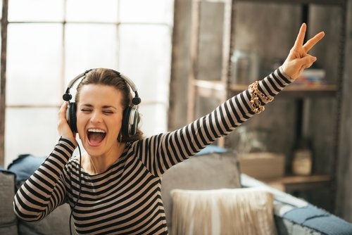 Nainen kuuntelee musiikkia