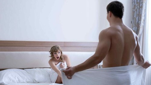 Nainen hämmästyy kun näkee mielen alasti