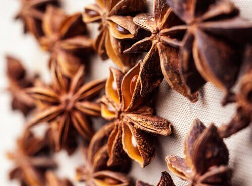 Voit valmistaa tähtianiksesta juomaa, ilmavaivojen poistamiseen.