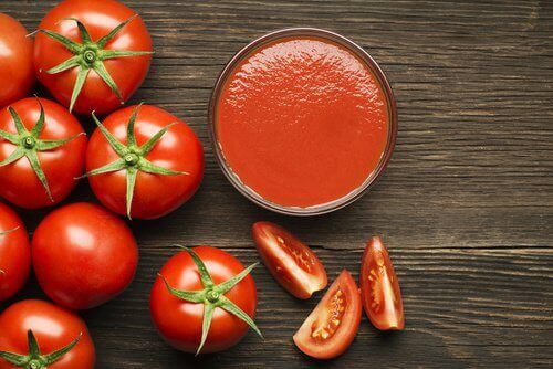 Hoida verisuonten terveyttä tomaattimehun avulla.