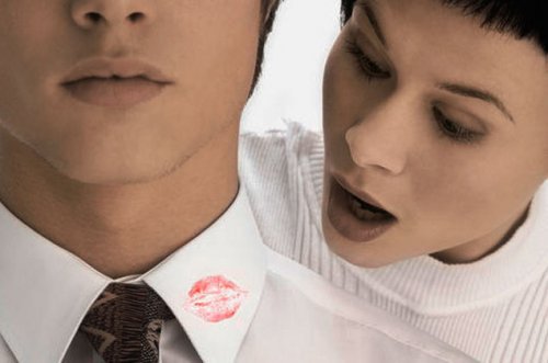 Huulipunaa kauluksella