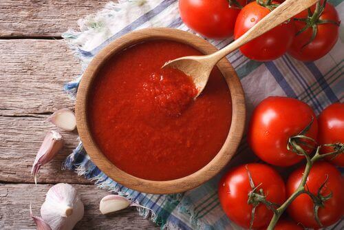 Antioksidanttinen ja antikarsinogeeninen kotitekoinen tomaattikastike