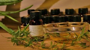 Näin käytät eteerisiä öljyjä nivelten ja lihasten hyödyksi