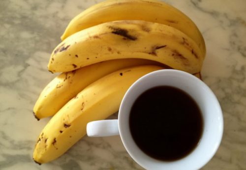 kahvi ja banaanit