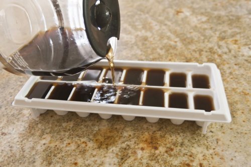 kahvista jääpalakuutioita