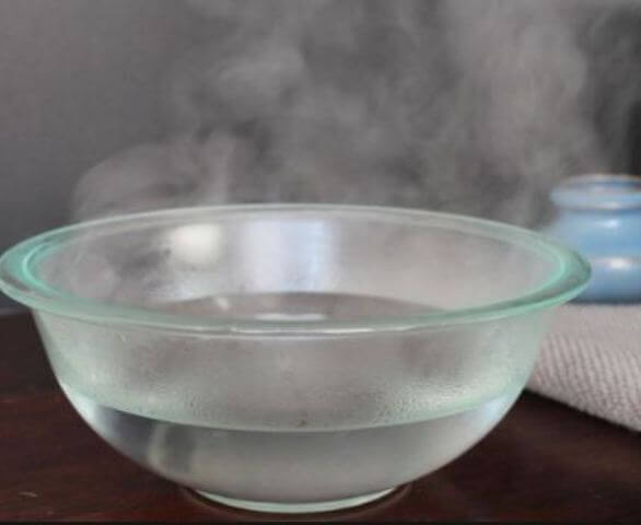 Voit puhdistaa puupintoja lämpimän veden avulla.