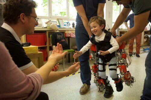 Uusi tukilaite auttaa halvaantuneita lapsia kävelemään