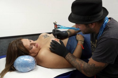 Tatuointitaiteilijat palauttavat rintasyövästä selvinneiden naisellisuuden