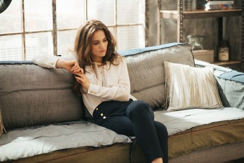 nainen sohvalla anemia vaikuttaa elämään