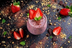 Käytä mansikkaa, kauraa ja inkivääriä hoikistavaan smoothieen