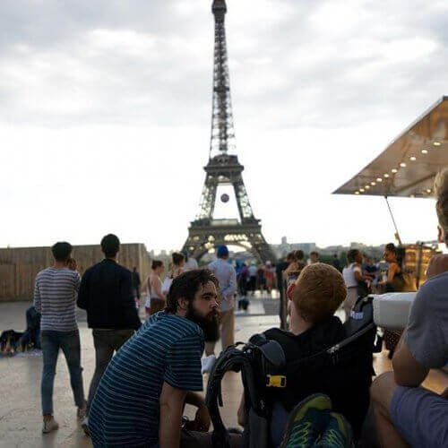 Kevan Chandler Pariisissa katsomassa Eiffel- tornia.