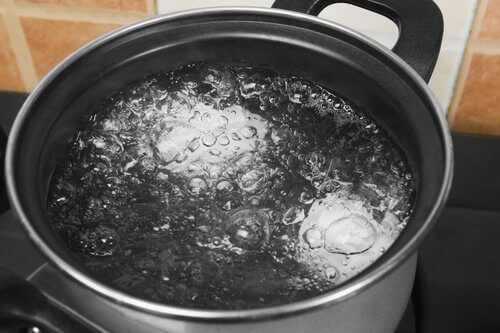 Jos kiehuvaa vettä kaatuu päällesi, ja vaatteet ovat tarttuneet ihoosi, on syytä mennä välittömästi sairaalaan.