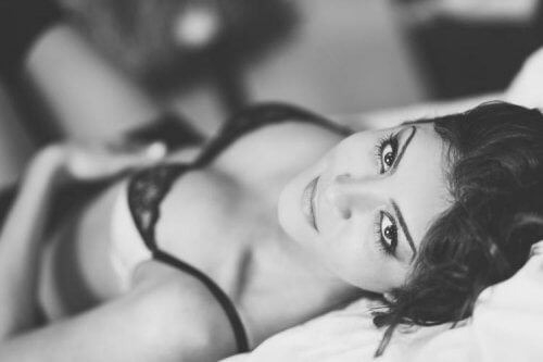 nainen alusvaatteissa