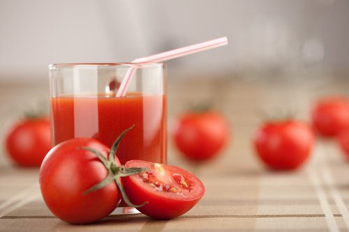 pienennä ihohuokosia tomaattimehulla