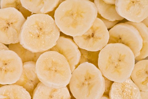 Banaanipuusta saat syötäviä banaaneja.