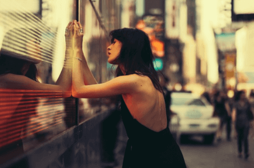 nainen yrittää päästää irti