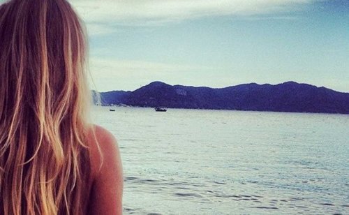 nainen katsoo järvelle