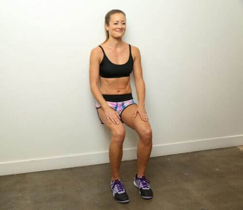 Seinäkyykky auttaa lievittämään polvikipua.