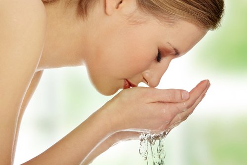 Kasvojen puhdistus on luonnollinen hoito akneen