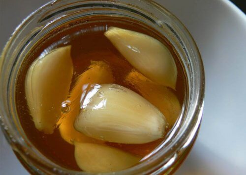 hunajaa ja valkosipulia flunssaan