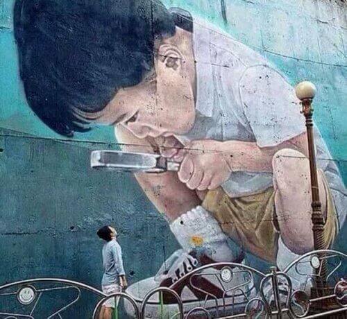 poika katsoo suurennuslasilla vanha sielu