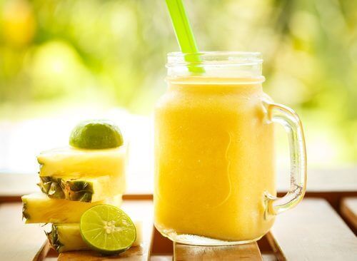 Pudota painoa ja hankkiudu eroon kertyneistä nesteistä tämän ananas-kookos-inkiväärismoothien  avulla - Askel Terveyteen