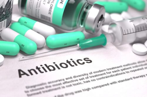 Antibiootit eivät tehoa viruksiin ja tästä syystä antibioottien syöminen ennaltaehkäisevänä tai hoitavana menetelmänä on koronatartunnan tapauksessa turhaa