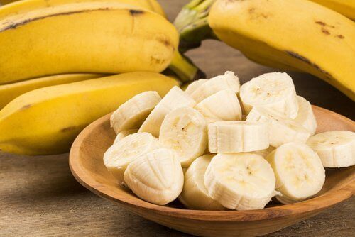 hyvinvoivat hiukset syömällä banaaneja