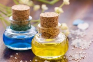 Häivytä silmänympärysten uurteita eteerisillä öljyillä