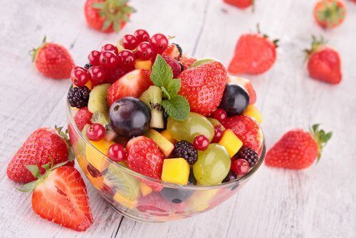 hedelmiä ja marjoja kannattaa syödä aamiaisella