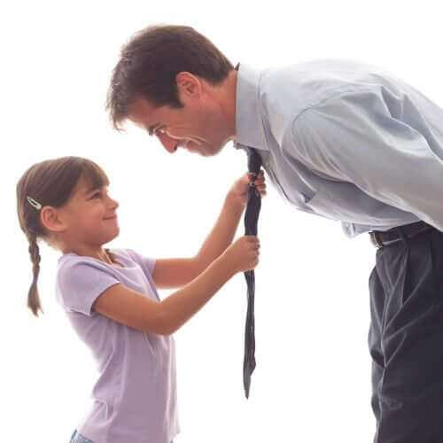 tyttö korjaa isän kravatin
