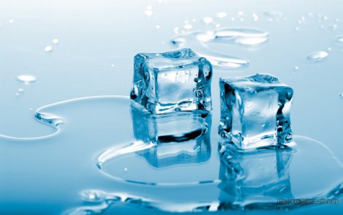 Kiinteytä rintoja kylmän veden ja jään avulla.