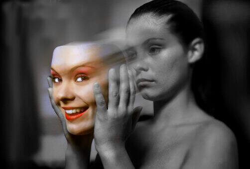 nainen ottaa naamarin pois