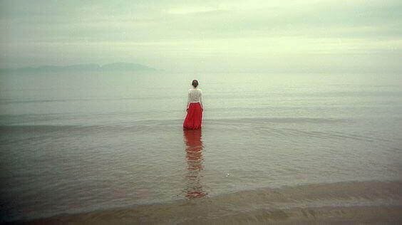 nainen kävelee mereen