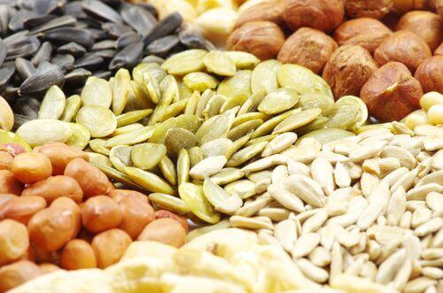 Pähkinät ja siemenet sisältävät hyviä rasvoja.
