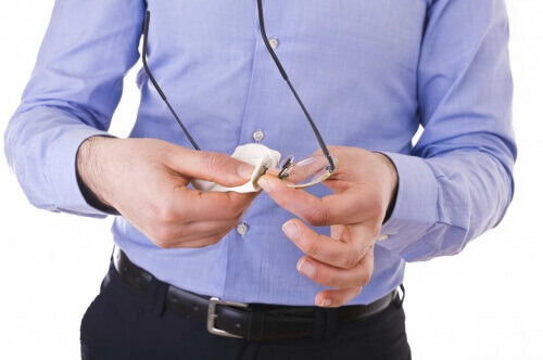 puhdista silmälasit hellästi