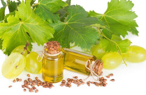 Viinirypäleen siemenistä saatava öljy sisältää terveellisiä rasvoja.