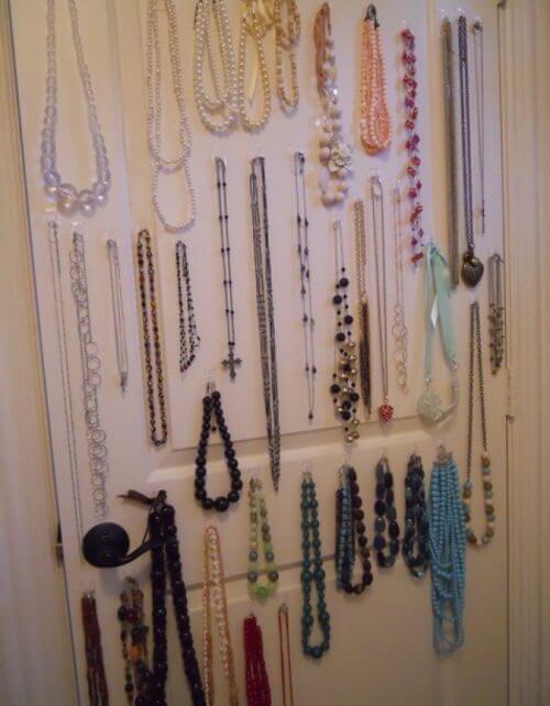 kaappeihin koukkuja ja niihin koruja