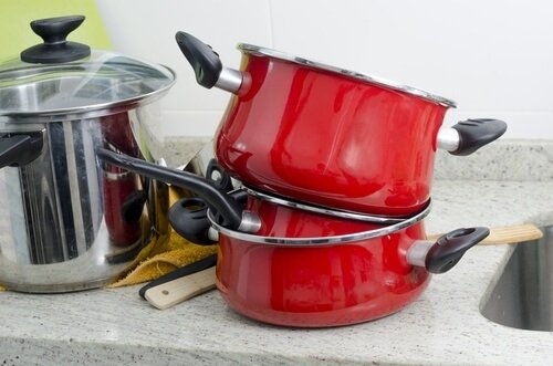 Booraksilla puhdistat mm. ruuantekovälineitä.