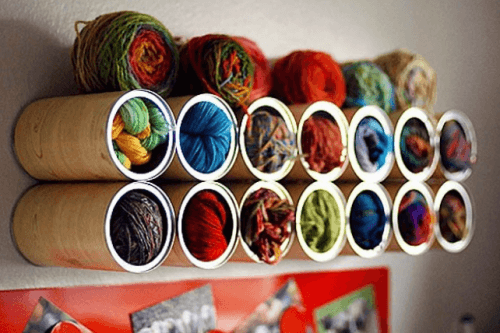 kierrätettyjä tölkkejä ja niissä tavaroita