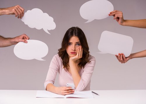 nainen ajattelee itsekseen