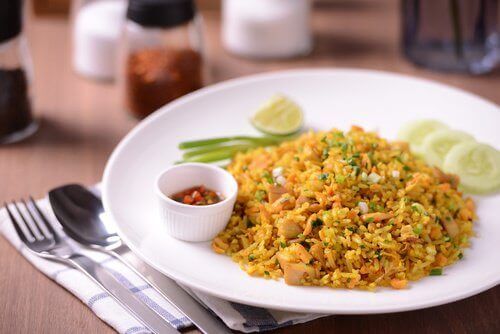 kurkumalla maustettu riisi