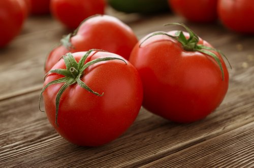 poista känsät tomaatin avulla