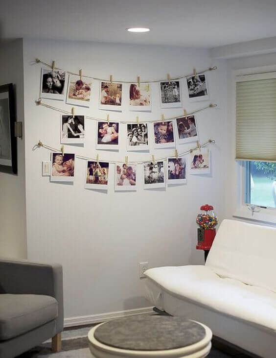 Korista huonetta valokuvilla ripustamalla niitä naruille seinälle.