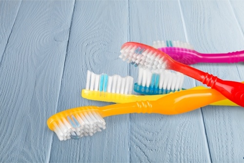 hammasharjat ovat täynnä bakteereja