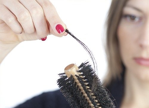 Liiallinen hiustenlähtö voi olla merkkinä stressistä.